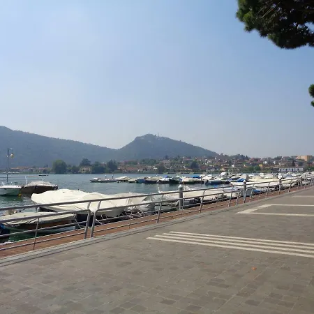 Lake Front Apartment Sarnico